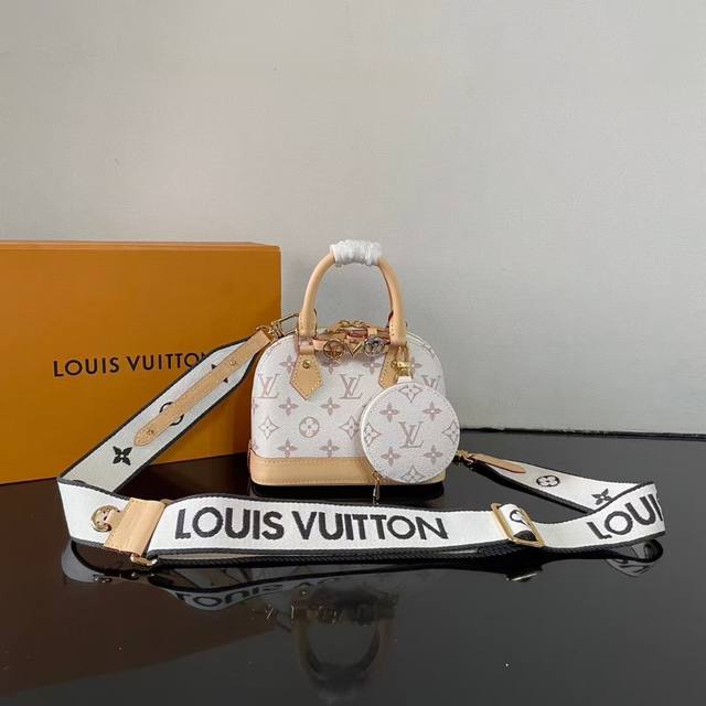 顶级货 163芯片C1 新款 Alma Mini Lv&I K00015 白花 Lv&I系列推出了这款可定制的套件，以独家迷你尺寸的标志性Alma为特色。旨在打