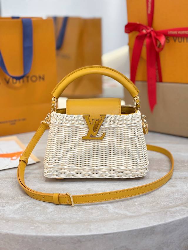M24976迷你黄色 本款 Capucines 迷你 手袋以藤条编织别致构型，致意 1892 年问世的路易威登野餐箱设计。牛皮革塑造顶部手柄和翻盖，Lv 字母流