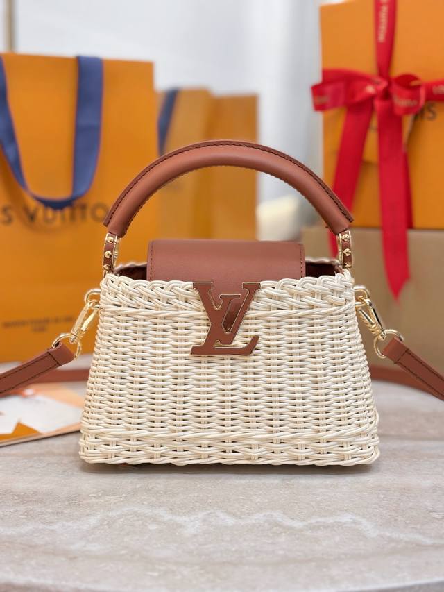 M11617迷你棕色 本款 Capucines 迷你 手袋以藤条编织别致构型，致意 1892 年问世的路易威登野餐箱设计。牛皮革塑造顶部手柄和翻盖，Lv 字母流