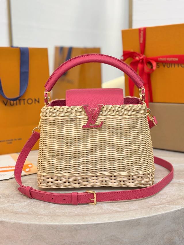 M26005小号玫红 本款 Capucines Bb 手袋回溯品牌于 1892 年推出的 Picnic 硬箱,以考究设计传递度假风情。藤条包身需要数天的匠心编织 M26005小号玫红 本款 Capucines Bb 手袋回溯品牌于 1892 年推出的 Picnic 硬箱,以考究设计传递度假风情。藤条包身需要数天的匠心编织