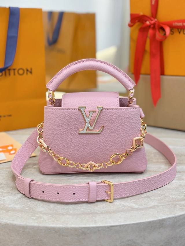 M14970粉色迷你 Capucines 系列以 1854 年路易威登初次开设门店的巴黎街道命名，此次通过迷你版设计加入 Harmony 系列。Taurillo