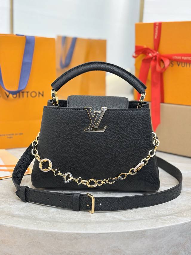 M14970黑色小号 Capucines 系列以 1854 年路易威登初次开设门店的巴黎街道命名，此次通过小号版设计加入 Harmony 系列。Taurillo