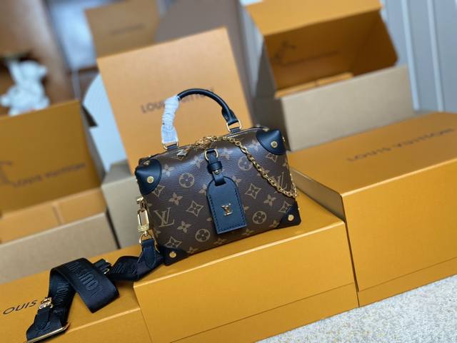 顶级原单 M45571克 M45531 粉 Petite Malle Souple 手袋取材 Monogram 帆布，融入铆钉皮革边角和皮革名牌，将路易威登的制