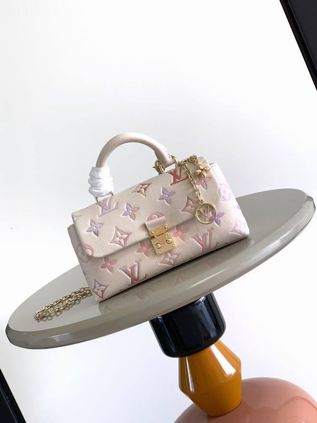 顶级原厂 M25596 M12144 本款 Nano Madeleine 手袋沐浴新季幻梦色彩，可轻松点睛各式造型。经典 Monogram Empreinte