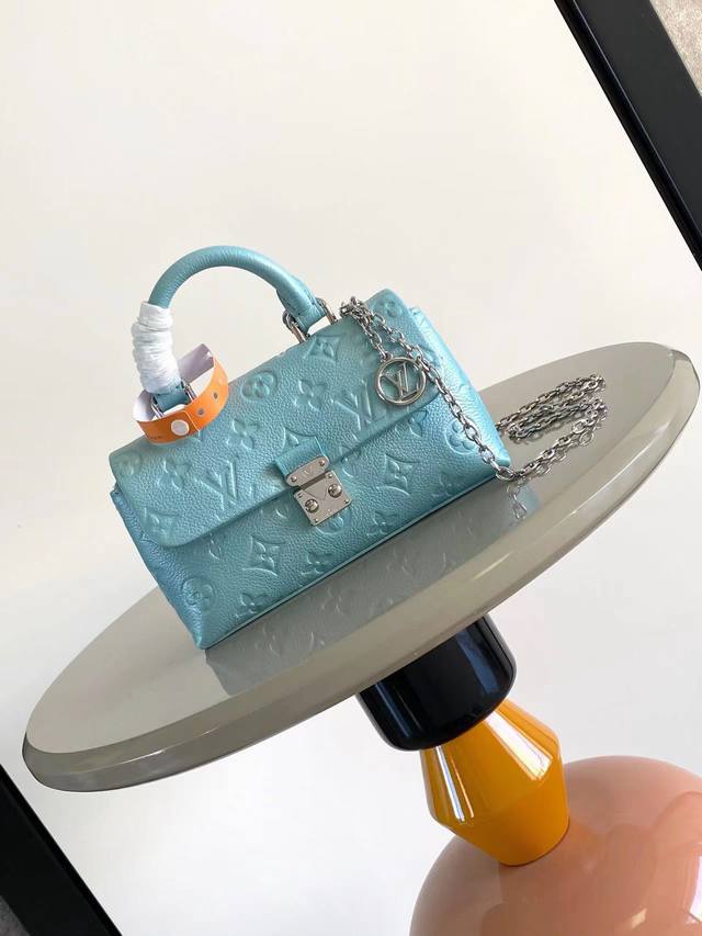 顶级原厂 变码芯片 M12145白 M12144黑 M12211蓝 定制头层牛皮，钢扣 本款 Nano Madeleine 手袋以 Monogram Empre