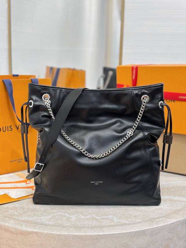 顶级原单 Off Duty Vibe 中号手袋 M25545黑色 Off Duty 中号手袋出自 L*Vibe 系列 可为各式造型注入前卫摇滚风范 羊皮革包身配