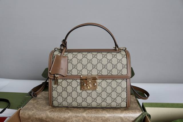 厂价 最高版本原厂皮顶级原单配专柜全套包装 简介：G家Go系列专为运动而生。这款肩背包以精致而轻盈的Gg Monogram匠心打造，配以雅致的链带，为2025春