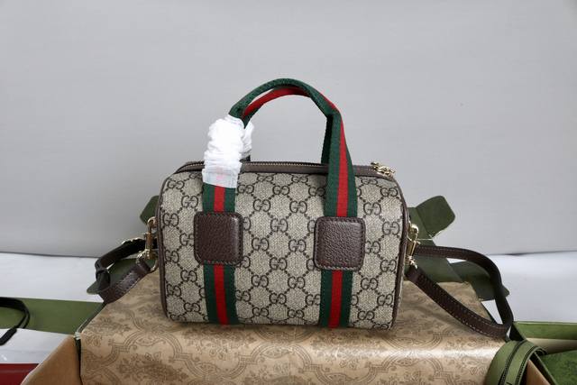 厂价 最高版本原厂皮顶级原单配专柜全套包装 简介：Ophidia系列亮眼呈献新颖廓形与功能，以标志性米色和棕色配色匠心演绎，缔就质地柔软的创新包袋单品。米色和深