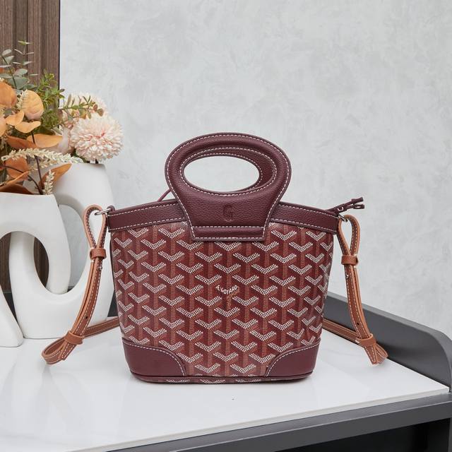 厂价 最高版本原厂皮顶级原单配专柜全套包装 貌似是火出圈儿的戈雅Goyard 小菜篮子啊Goyard今年好积极，推出了很多小包！人气高的，就是Beluga小菜篮