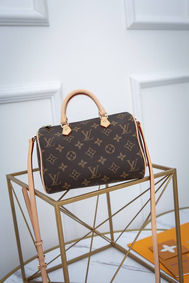 厂价 最高版本原厂皮顶级原单配专柜全套包装 顶级原单经典的Monogram帆布制成的Nano Speedy手袋，散发极致女人味，是您携带日常用品的理想之选。这款