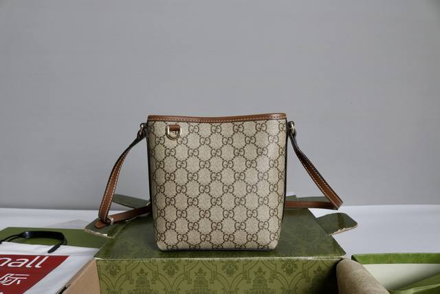 厂价 最高版本原厂皮顶级原单配专柜全套包装 简介:Gg Emblem系列纤薄水桶包。 2025秋冬系列,这款迷你水桶包采用简洁小巧的廓形与精致细节,搭配长款肩带 厂价 最高版本原厂皮顶级原单配专柜全套包装 简介:Gg Emblem系列纤薄水桶包。 2025秋冬系列,这款迷你水桶包采用简洁小巧的廓形与精致细节,搭配长款肩带