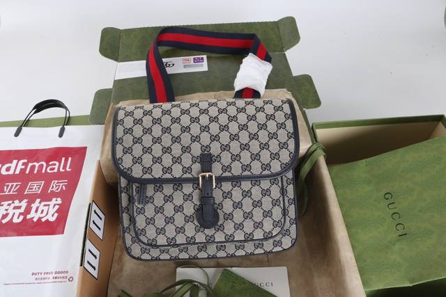 厂价 最高版本原厂皮顶级原单配专柜全套包装 简介:斜挎包出自早秋甄选系列,适合打造日常造型。日常配饰以现代美学理念焕新演绎实用单品,缀饰经典字母交织图案。这款超 厂价 最高版本原厂皮顶级原单配专柜全套包装 简介:斜挎包出自早秋甄选系列,适合打造日常造型。日常配饰以现代美学理念焕新演绎实用单品,缀饰经典字母交织图案。这款超