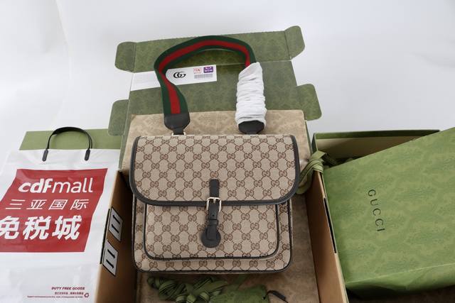 厂价 最高版本原厂皮顶级原单配专柜全套包装 简介：斜挎包出自早秋甄选系列，适合打造日常造型。日常配饰以现代美学理念焕新演绎实用单品，缀饰经典字母交织图案。这款超