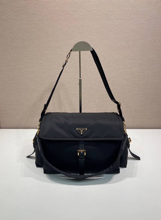 厂价 最高版本原厂皮顶级原单配专柜全套包装 新款邮差包1Bd391大号 这款手袋完美融合精致与功能性，采用再生尼龙材质，轮廓柔和，配有多个口袋。轻盈实用的设计结