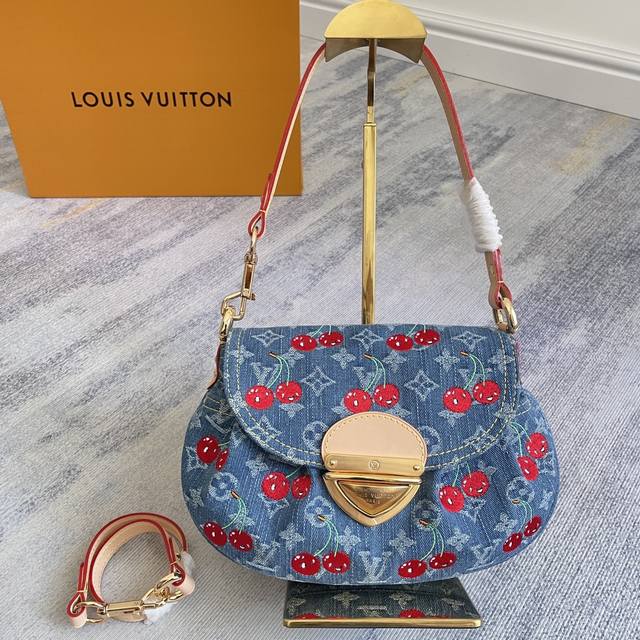 独家定制实拍顶级原单加强版 Mb动态163C Uid变码芯片 M13680樱桃 這款Sunset手袋採用復古版型剪裁，散發從容優雅氣息，粗圓角飾邊完美配襯大型金