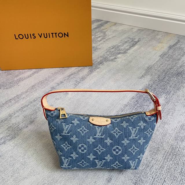 独家定制实拍顶级原单加强版芯片版 M82949 蓝 丹宁牛仔 Mini Moon 手袋选用柔软 Monogram Empreinte ，牛仔布面刺绣豌豆包牛角包