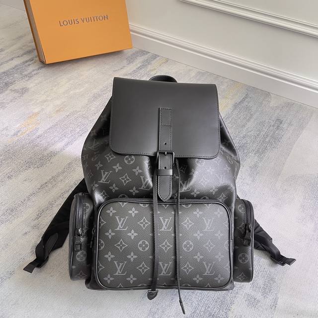 独家定制实拍顶级原单加强版163C01 顶级原单 黑花 M45538Trio 双肩包Trio 双肩包为 Monogram 帆布包身搭配牛皮翻盖，在前袋金色链条等