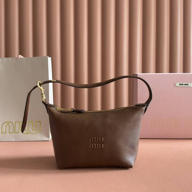 配置专柜全套包装 5Ne841，新品饭盒包，独特的冰裂纹理，正面标志性 Miu金额Logo，棉布内里，超轻，容量大，怎么搭都好看，一年四季都适用，尺寸：底长19