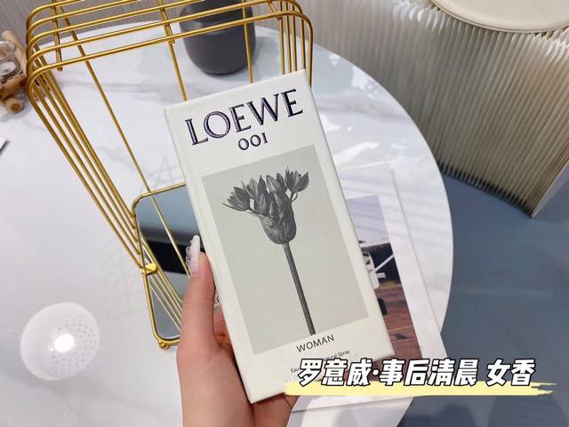 原单品质 罗意威001事后清晨女士 前调甜甜的花香,又有点奶香的味道。后面檀香木的味道非常明显、顺滑的奶质感受。从头至尾都维持了一定的甜度和温度。 闻时男香比女 原单品质 罗意威001事后清晨女士 前调甜甜的花香,又有点奶香的味道。后面檀香木的味道非常明显、顺滑的奶质感受。从头至尾都维持了一定的甜度和温度。 闻时男香比女