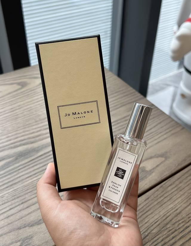 原单品质 英国梨果真是不一样的大梨子，浮现在脑海里的代表词就是秋冬。味道适合藏在针织衫里，适合藏在枕头上，更适合藏在你的怀抱里。这款香水主要香调有威廉梨一果香无