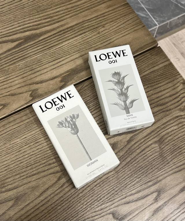 原单品质 Loewe罗意威情侣香水”001 Man&Woman Mlloewe事后清晨香水系列以“缠绵之后，破晓之时”这个颇有凄美之感的表达为概念，系列名字就叫