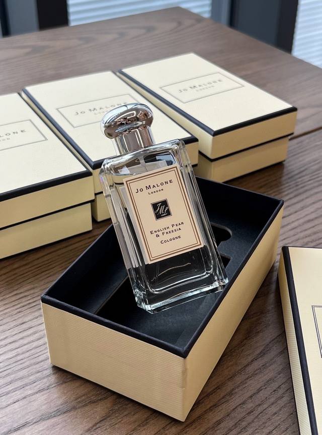 原单品质 Jomalone 祖玛珑 英国梨与小苍兰 Ml 属性：女香 香调：果香西普调 前调：梨 香瓜 中调：小苍兰 玫瑰 后调：麝香 广藿香 大黄 琥珀