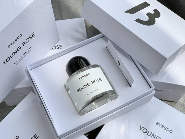 原单品质 Byredo Young Rose初生玫瑰是中国专柜四月新款。属于淡香香型。 前调：四川花椒，黄葵籽。 中调：大马士革玫瑰，鸢尾草 基调：麝香，龙延香