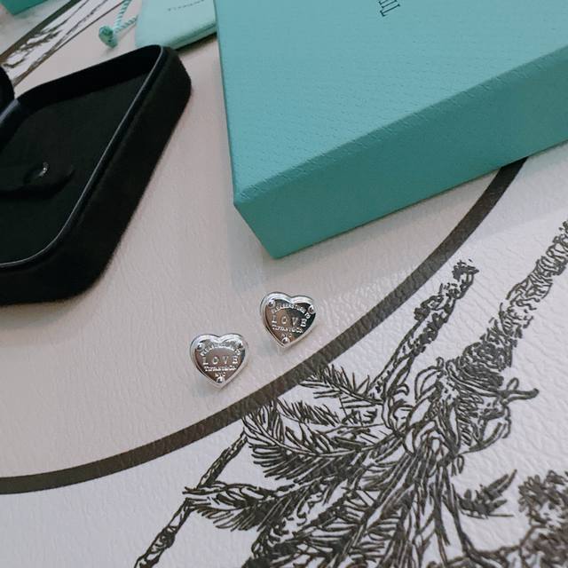 新款爱心耳钉 Return To 蒂芙尼Tiffany 系列灵感源自 1969 年问世的标志性钥匙扣,经典标志诠释蒂芙尼的卓尔不凡。此款设计简约的心形手链彰显前 新款爱心耳钉 Return To 蒂芙尼Tiffany 系列灵感源自 1969 年问世的标志性钥匙扣,经典标志诠释蒂芙尼的卓尔不凡。此款设计简约的心形手链彰显前