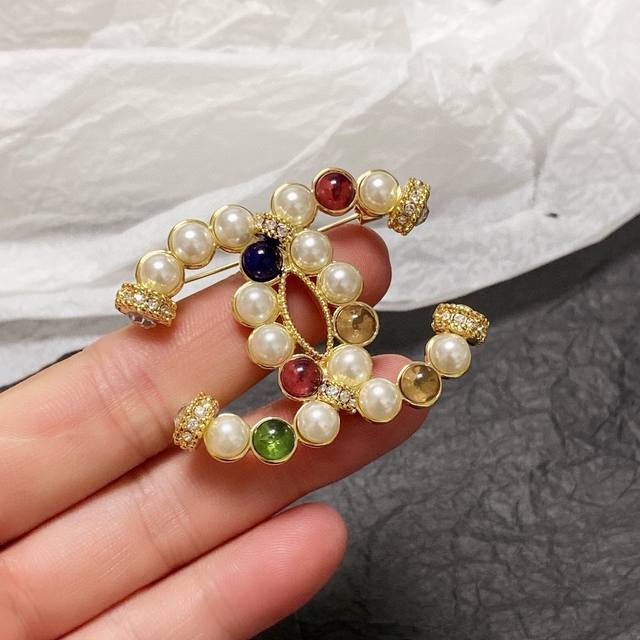 Chanel小香奈儿 专柜新款同步上新香奈儿小号胸针，是最懂女人的饰物。那些倾注了全部心血去做自己的女人，往往更珍惜胸针的意义。香奈儿女士把胸针别在帽子上，并告