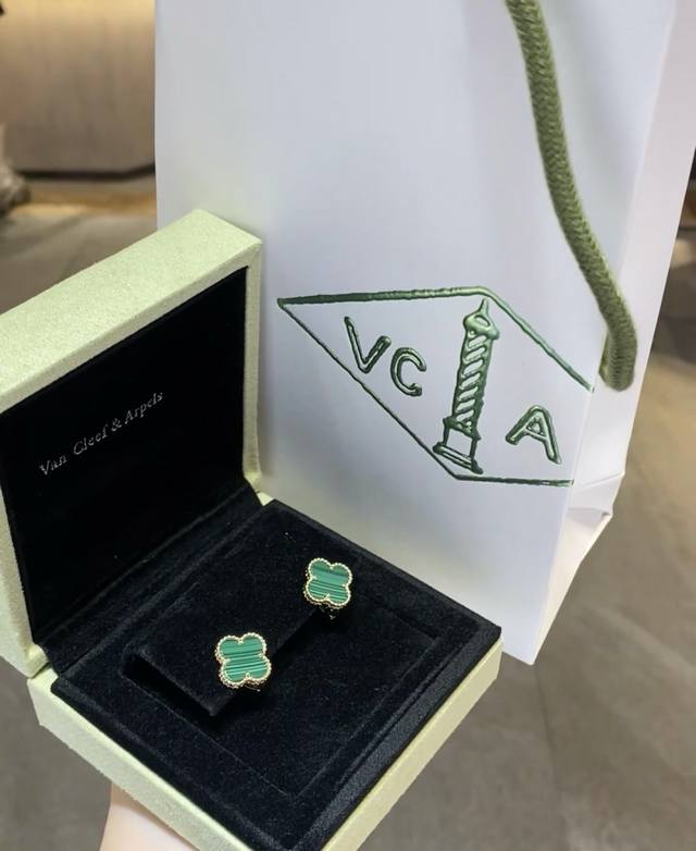 V金材质梵克雅宝Vca孔雀石四叶草耳拍