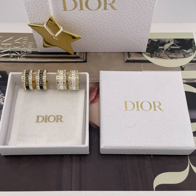 我们出品 D 迪奥双排方钻珐琅字母耳钉 大爆款系列Z 4800!量大咨询客Fu黑,白!两色!这个设计无敌了黑白珐琅字母+排钻点缀,集合经典,时尚,创新于一身的集 我们出品 D 迪奥双排方钻珐琅字母耳钉 大爆款系列Z 4800!量大咨询客Fu黑,白!两色!这个设计无敌了黑白珐琅字母+排钻点缀,集合经典,时尚,创新于一身的集