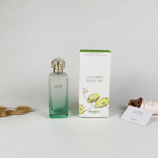 原单品质 实拍 Hermes爱马仕尼罗河花园女士男士中性淡香水 Ml 香调:清新花果香调 前味:灯心草、埃及青檬果、柑橘 中味:夏天的茉莉、尼罗河睡莲、橙花 后 原单品质 实拍 Hermes爱马仕尼罗河花园女士男士中性淡香水 Ml 香调:清新花果香调 前味:灯心草、埃及青檬果、柑橘 中味:夏天的茉莉、尼罗河睡莲、橙花 后