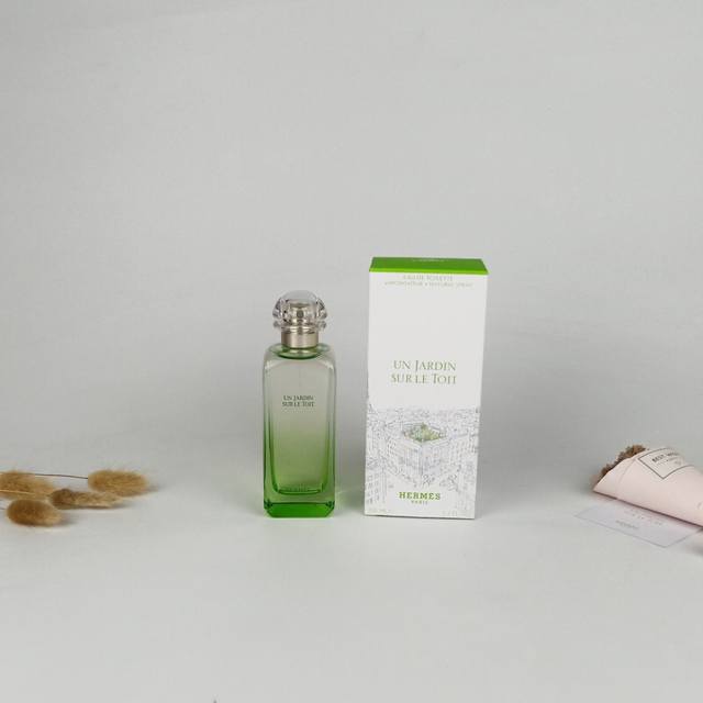 原单品质 实拍 爱马仕 Hermes屋顶花园中性香水 Ml淡香Edt 香调：清新花果香调 前调：甜青柠、姜、绿色气息 中调：芫荽、胡椒、水之气息、豆蔻种子、姜花