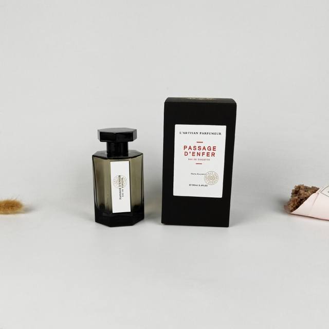 原单品质 最新实拍 阿蒂仙L'artisan Parfumeur香水 Ml 阿蒂仙冥府之路 单听名字，有种阴森神秘感。盲撸的一瓶，其实和名字压根联系不上，非常柔