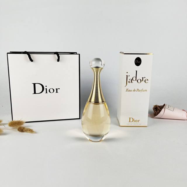 原单品质 实拍 Dior 迪奥Cd Jadore真我女士Edp浓香水金色女郎 Ml 香 调 花果香调 前 味 香柠檬、橘子、兰花 中 味 茉莉、紫罗兰、玫瑰 后