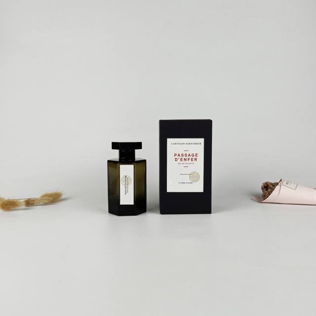 原单品质 实拍 阿蒂仙L'artisan Parfumeur香水 Ml 阿蒂仙冥府之路 单听名字，有种阴森神秘感。盲撸的一瓶，其实和名字压根联系不上，非常柔和、