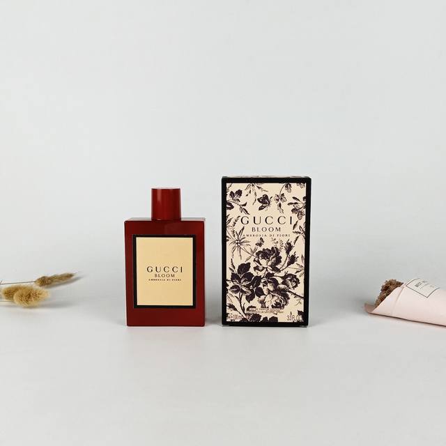 原单品质 实拍 古驰Gucci限量版红瓶Bloom繁花香水 Ml，，Gucci的这款绽放香水，第一眼便吸引到我。瓶身是娇媚的粉白色系 大气干净。前调的茉莉和晚香