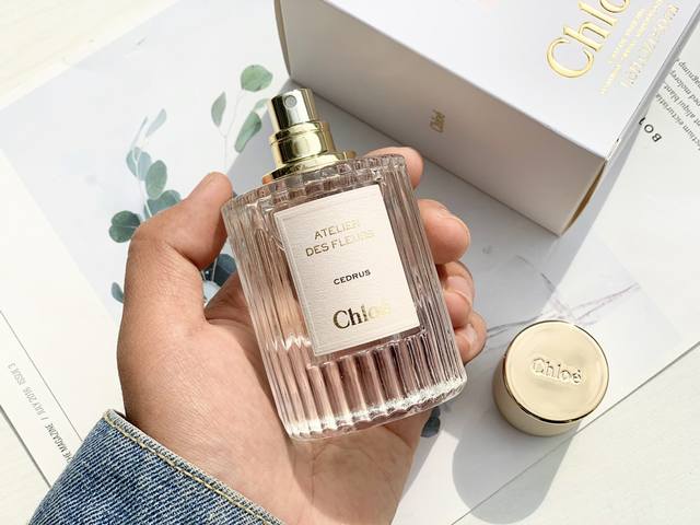 原单品质 史上颜值最高的Chloè克洛伊仙境花园高定系列沙龙香 ,出自大牌却又是属于小众的香氛气味!文艺气息的瓶身太好看了,玲珑剔透不说,瓶盖也十分精致!主打“ 原单品质 史上颜值最高的Chloè克洛伊仙境花园高定系列沙龙香 ,出自大牌却又是属于小众的香氛气味!文艺气息的瓶身太好看了,玲珑剔透不说,瓶盖也十分精致!主打“