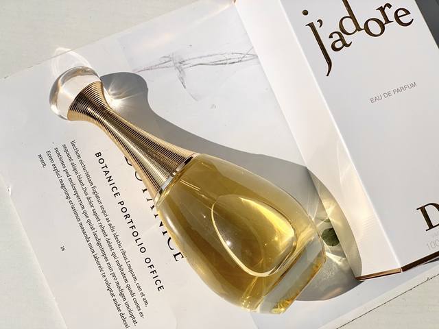 原单品质 王炸极品! Ml Christian Dior J'adore 真我香水是以花果香调为主。初调:清新的常春藤叶,甜美的柑桔果,还有一丝淡淡的黄兰香,清 原单品质 王炸极品! Ml Christian Dior J'adore 真我香水是以花果香调为主。初调:清新的常春藤叶,甜美的柑桔果,还有一丝淡淡的黄兰香,清