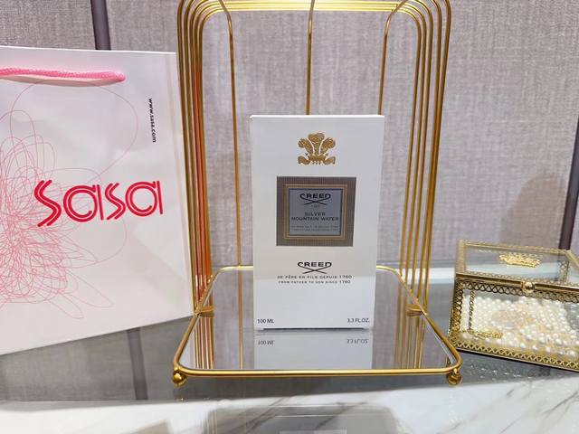 原单品质 ： Greed银色山泉 Ml 你闻起来很贵 朴灿烈 王子异等众多明星同款香水 朋友不停向我安利 超适合气质干净 性格清冷的女孩 像倪妮和郭碧婷那一挂的