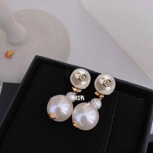 卖疯了小香奈儿官网主推爆款精工版小香 最新 Chanel 微镶晶钻流苏水滴珍珠字母耳钉耳环CaméLia 字母新款水滴珍珠出货 明星同款，原版清晰Logo字印美