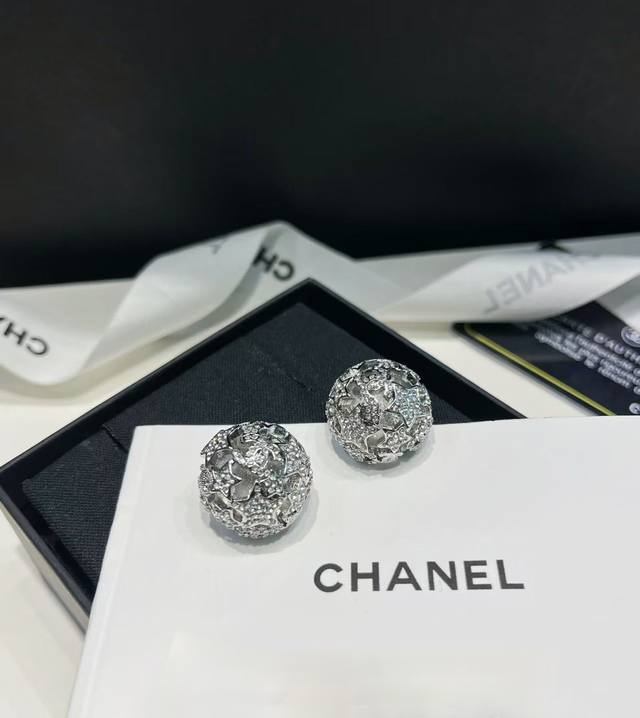 香奈儿叶莎陈太同款 Ch Nel 新款25A镂空立体圆五角星字母耳钉原版清晰字印 银色镶嵌水晶结合品牌各式经典Logo搭配镂空圆球，非常的养眼，超值得种草的万年