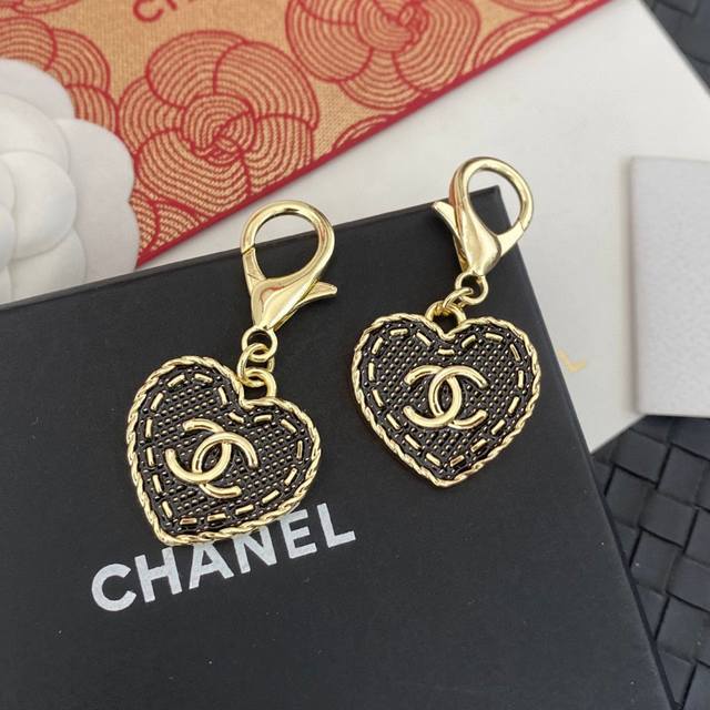 小香奈儿25P牛仔爱心钥匙扣 25新春最新款超爆牛仔爱心系列老规矩先买先得闭眼冲太爱啦超级断货王！巨巨巨难买！真心不买对不起自己坠入爱河！牛仔爱心精准击中我心这