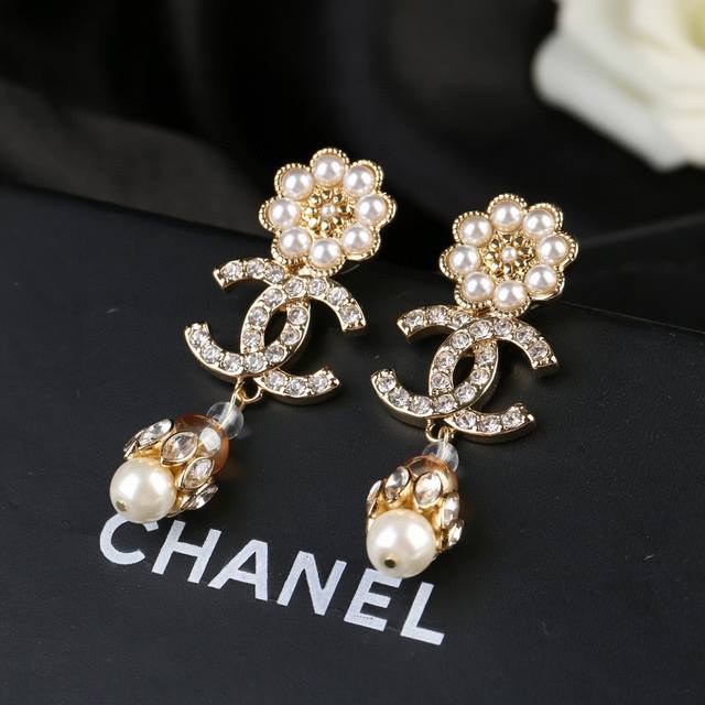 小香奈儿新款马眼水滴耳环 每一个细节做工非常精细 这款设计非常美轮美奂 这款真的超级美超级仙 精致小姐姐必备