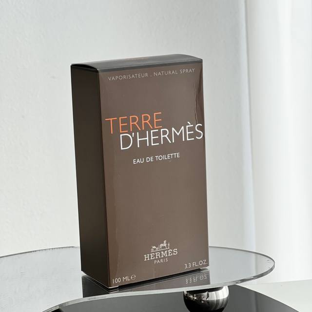 原单品质 Hermes 爱马仕大地男士香水 Edt Ml 沉稳优雅!成熟豁达!特别推荐上爱马仕大地男士香水;爱马仕大地男士香水用天然材质,葡萄柚、甜椒与粉红胡椒 原单品质 Hermes 爱马仕大地男士香水 Edt Ml 沉稳优雅!成熟豁达!特别推荐上爱马仕大地男士香水;爱马仕大地男士香水用天然材质,葡萄柚、甜椒与粉红胡椒