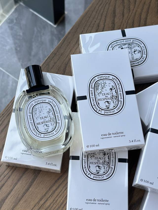 原单品质 蒂普提克你别太会！ 海斯佩拉蒂真的是神仙香水～如其名 闻其香 前调如气泡感满满的青苹果沁入怀中而后把人带入一片绿意盎然的果园、中间的橘皮不同于欧珑赤霞