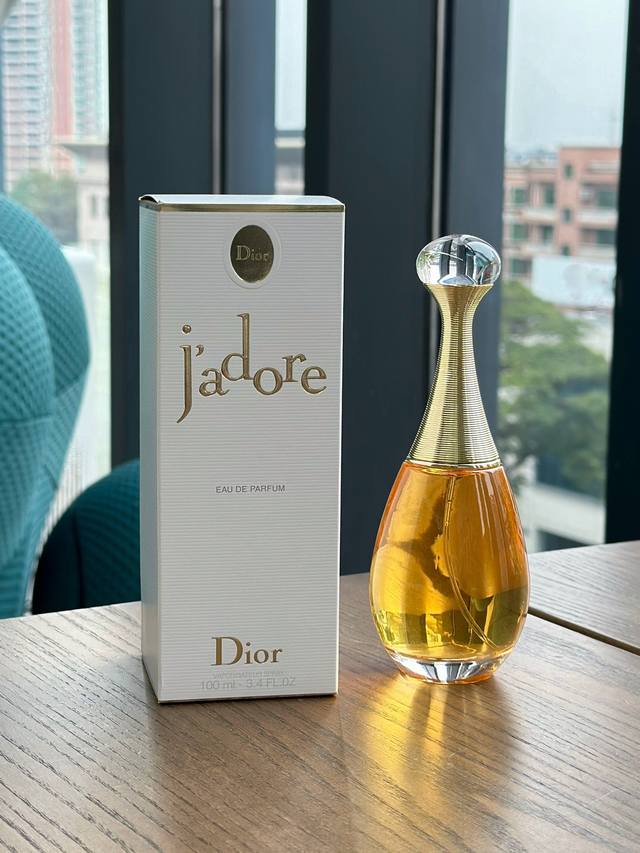 原单品质 迪奥真我香水外表修长瓶颈、奢璨金环的圆瓶柔中带刚，别具妙致，飘扬出的香氛交响乐，以纯美的沙巴茉莉、大马士革玫瑰和依兰来倾诉女人特质，融入晚香玉、蜜李的