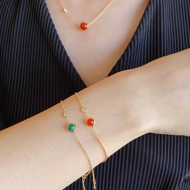 V金材质 红5110190 伯爵转动小球手链 自由搭配多彩Possession勾勒你独一无二的个性魅力,在阳光下尽情释放独特光华,轻轻转动 #Piagetpos V金材质 红5110190 伯爵转动小球手链 自由搭配多彩Possession勾勒你独一无二的个性魅力,在阳光下尽情释放独特光华,轻轻转动 #Piagetpos