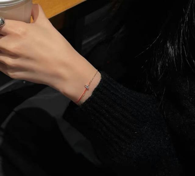 此款不退不换不售后 9255140136。颜色:玫瑰金,白金。码数:16.17。精雕Cnc 。Redline兔子红绳手链,超级百搭,各种搭配都特别好看,小件红绳 此款不退不换不售后 9255140136。颜色:玫瑰金,白金。码数:16.17。精雕Cnc 。Redline兔子红绳手链,超级百搭,各种搭配都特别好看,小件红绳