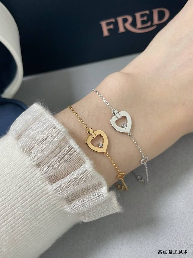 V金材质 9780140 费雷德小桃心手链大牌 时尚 精致高端定制~加厚 电镀18K金工艺 精工微镶 网红达人 时尚一族必备单品 V金材质 9780140 费雷德小桃心手链大牌 时尚 精致高端定制~加厚 电镀18K金工艺 精工微镶 网红达人 时尚一族必备单品